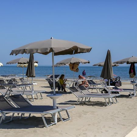Hotel Commodore Червия Екстериор снимка
