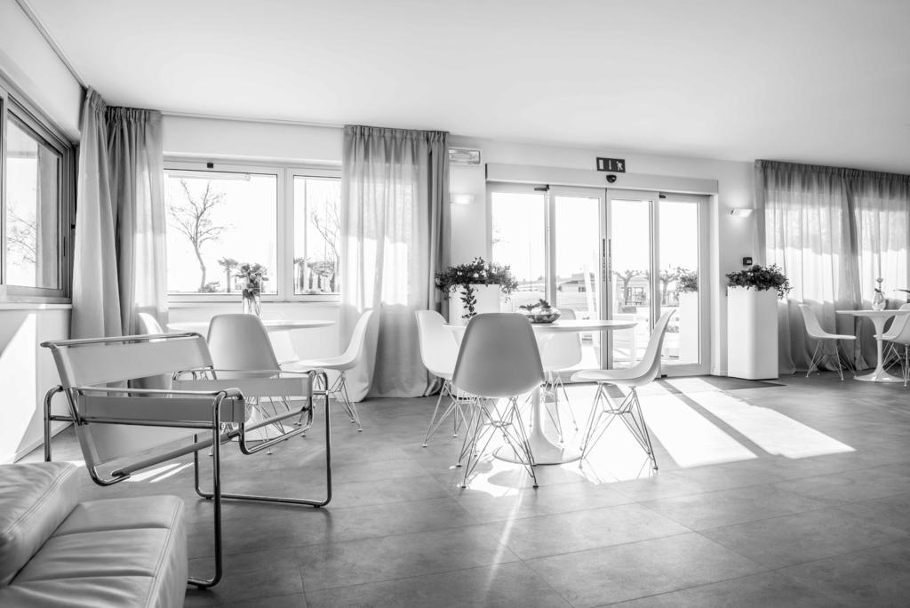 Hotel Commodore Червия Екстериор снимка