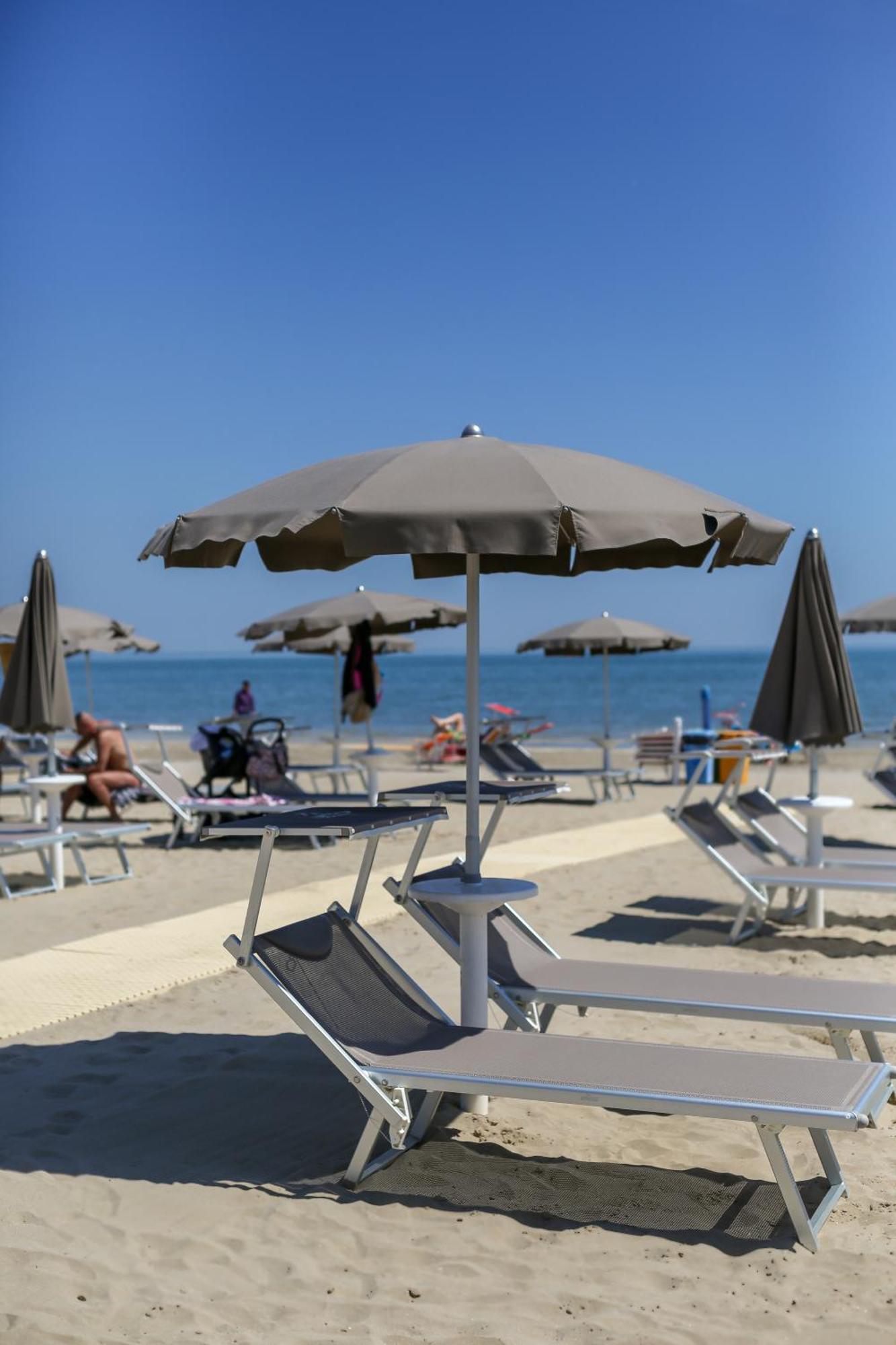 Hotel Commodore Червия Екстериор снимка