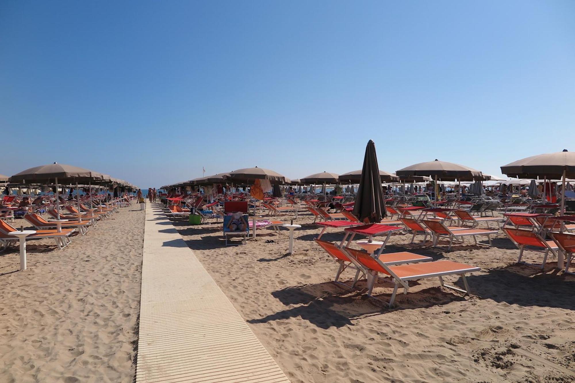 Hotel Commodore Червия Екстериор снимка