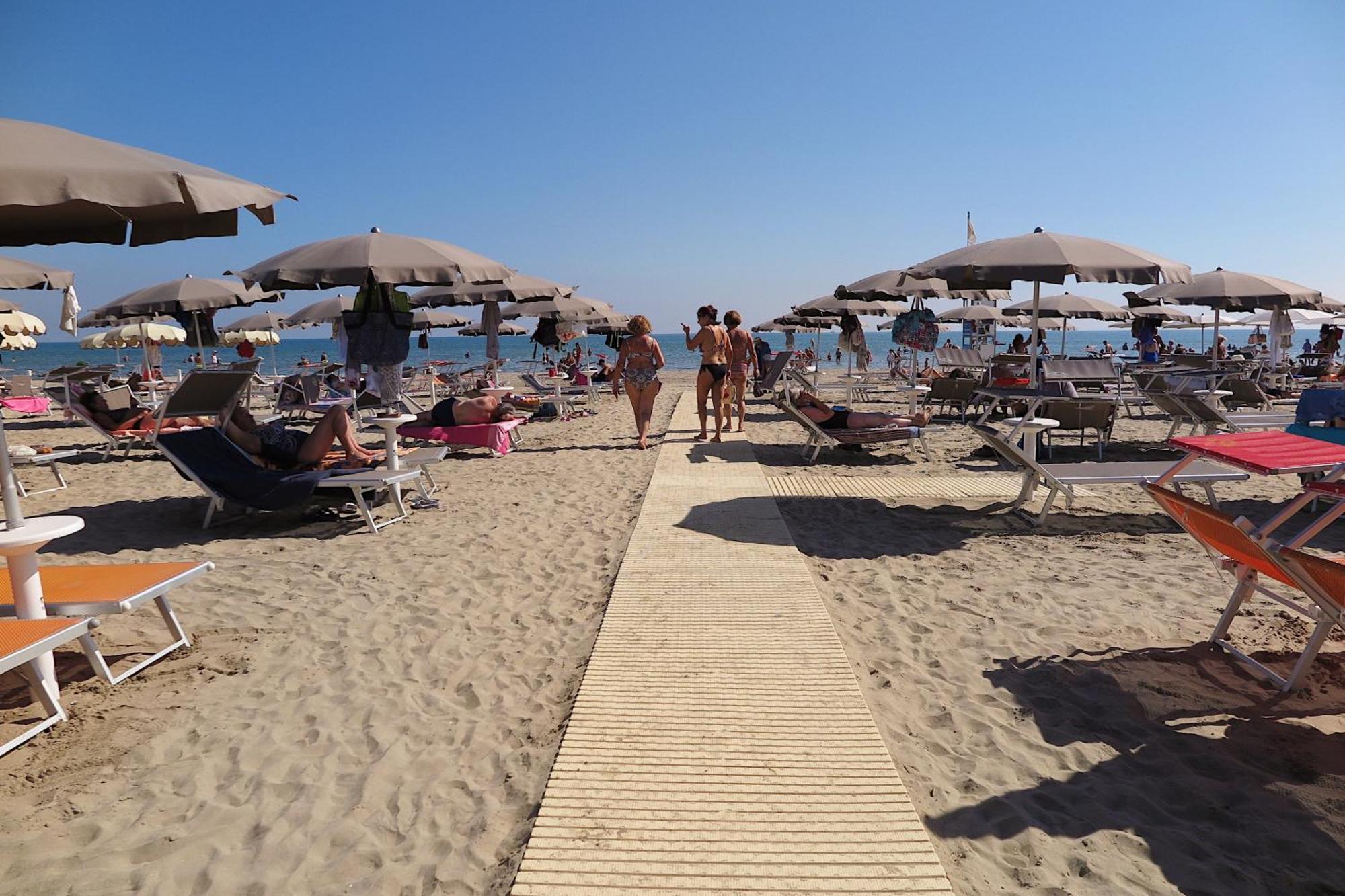 Hotel Commodore Червия Екстериор снимка